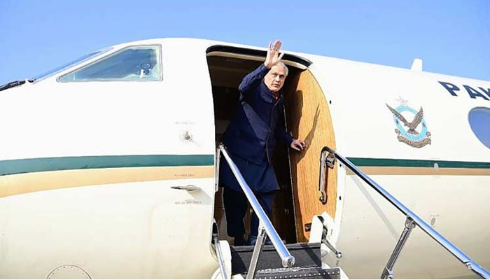 پاکستان کے نائب وزیر اعظم اور وزیر خارجہ اسحاق ڈار ایک روزہ اہم دورے پر چین روانہ ہوگئے ہیں۔