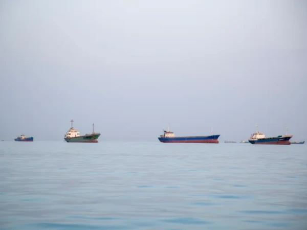 امریکی بحری محاصرہ: ٹرمپ کے دعوے، ایران کی مزاحمت اور عالمی دباؤ میں اضافہ