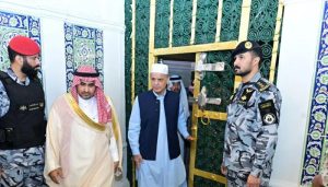 وزیرِ اعظم شہباز شریف کی مدینہ منورہ میں حاضری، روضۂ رسول ﷺ پر سلامِ عقیدت پیش