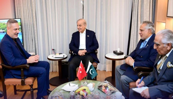 سرخی: شہباز شریف کی ترک وزیر خارجہ سے ملاقات، انطالیہ ڈپلومیسی فورم میں شرکت آج متوقع