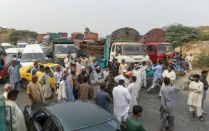 لودھراں میں پیٹرول مہنگا ہونے پر ٹرانسپورٹرز کا احتجاج، گاڑیاں بند، مسافر خوار