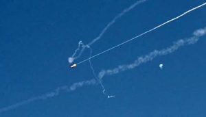 دبئی مرینا میں انٹرسیپٹر کا ملبہ عمارت پر گر گیا، کوئی جانی نقصان نہیں