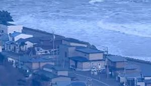 جاپان میں 7.4 شدت کے زلزلے کے بعد بڑے جھٹکوں کا خدشہ، سونامی وارننگ جاری