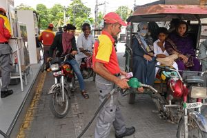 حکومت نے ایک بار پھر عوام پر مہنگائی کا بوجھ ڈال حکومت نے پیٹرول اور ڈیزل کی قیمتوں میں ایک بار پھر بڑا اضافہ کردیا