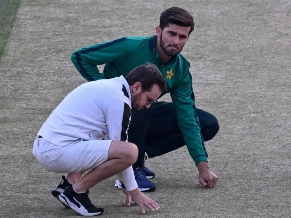مائیک ہیسن نے اسپن وکٹوں پر تنقید مسترد کر دی اسلام آباد(کیپٹل ٹائمز نیوز ڈیسک)پاکستان کرکٹ ٹیم کے وائٹ بال ہیڈ کوچ Mike Hesson نے آسٹریلیا کے خلاف ہوم سیریز میں اسپن کے لیے سازگار وکٹوں کے استعمال پر ہونے والی تنقید کو مسترد کرتے ہوئے کہا ہے کہ یہ وکٹیں مستقبل کے بڑے ایونٹس کی تیاری میں بھی مددگار ثابت ہو سکتی ہیں۔ اسپن وکٹوں پر اٹھنے والے سوالات کے جواب میں مائیک ہیسن کا کہنا تھا کہ یہ تاثر درست نہیں کہ آئندہ ورلڈ کپ میں صرف تیز اور باؤنس والی وکٹوں پر ہی کرکٹ کھیلی جائے گی۔ پہلے میچ کے بعد بعض کرکٹ ماہرین اور مبصرین نے رائے دی تھی کہ جنوبی افریقا میں ہونے والے آئندہ ورلڈ کپ کی تیاری کے لیے پاکستان کو فاسٹ اور باؤنس والی وکٹوں پر زیادہ کھیلنا چاہیے، تاہم ہیسن نے اس مؤقف سے اختلاف کیا۔ انہوں نے کہا کہ جنوبی افریقا کی تمام وکٹوں کو یکساں طور پر تیز اور باؤنس والی قرار دینا حقیقت کے برعکس ہے۔ ان کے مطابق گزشتہ چند دنوں سے وہ یہ بحث سن رہے ہیں کہ پاکستان میں تیار کی جانے والی وکٹیں ورلڈ کپ کی مناسب تیاری نہیں ہیں، لیکن زمینی حقائق اس سے مختلف ہیں۔ مائیک ہیسن نے مزید کہا کہ 2027 Cricket World Cup صرف South Africa میں نہیں بلکہ Zimbabwe اور Namibia میں بھی کھیلا جائے گا، جہاں اسپن بولنگ اہم کردار ادا کر سکتی ہے اور پاکستان کو وہاں بھی میچز کھیلنے ہوں گے۔ انہوں نے اس بات پر زور دیا کہ ٹیم کی تیاری مختلف کنڈیشنز کو مدنظر رکھ کر کی جا رہی ہے تاکہ کھلاڑی ہر طرح کی وکٹوں پر مؤثر کارکردگی دکھا سکیں۔