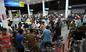 ملک بھر میں عوام کو پیٹرولیم مصنوعات کی نئی قیمتوں کے اعلان کا شدت سے انتظار ہے، کیونکہ حکومت کی جانب سے جمعے کو ممکنہ طور پر پیٹرول اور ڈیزل کی قیمتوں میں ردوبدل کا اعلان متوقع ہے۔
